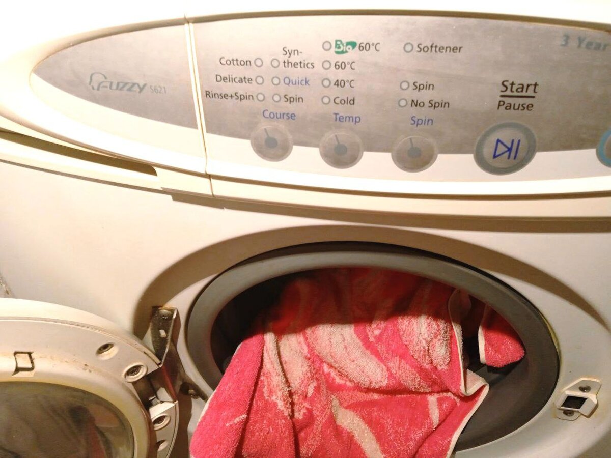 Как постирать полотенца в стиральной машине. Стирка махровых полотенец в стиральной машине. Машинка завоняла после стирки. Мягкость белья после стирки. Полотенце в стиральной машине.