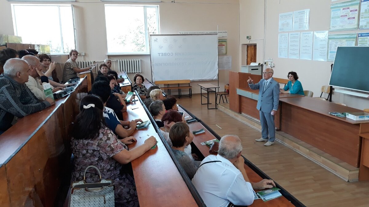 Анатолий Буряков ведет лекцию