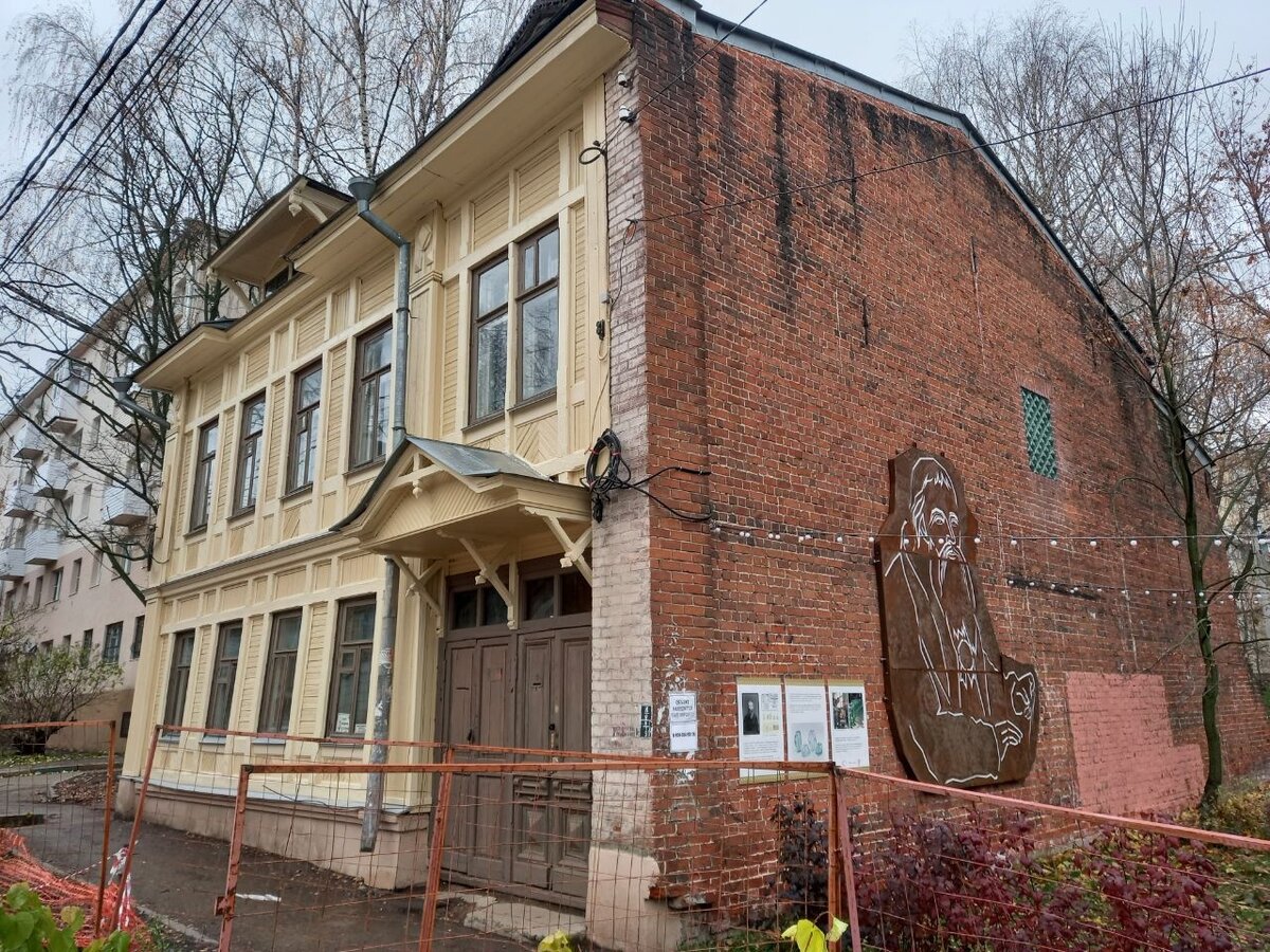 В Нижнем Новгороде волонтёры привели в порядок старинный дом с окном из  стеклянных кирпичей | Нижний 800 | Дзен