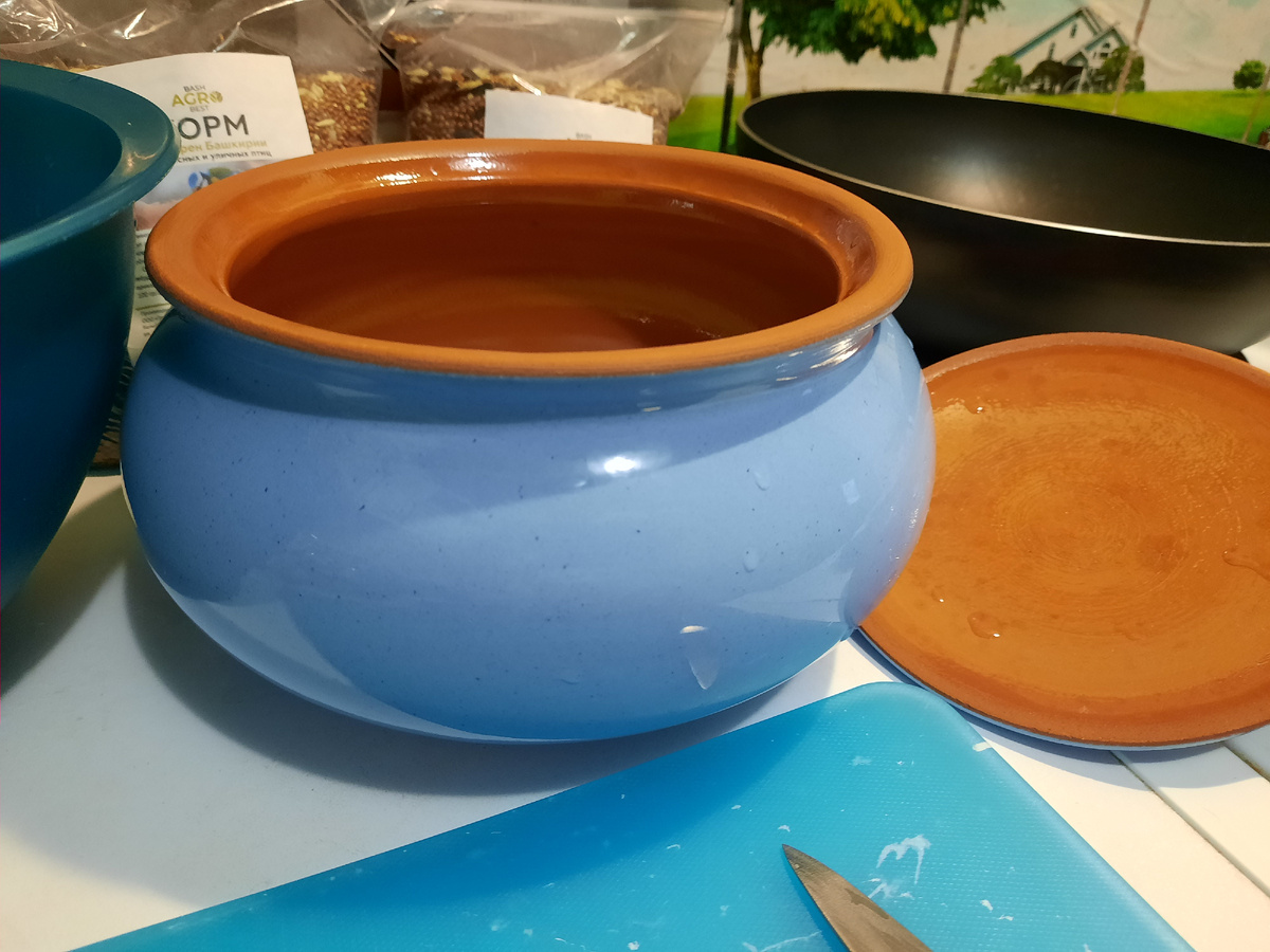 Объем - 2 литра. Диаметр 20 см.