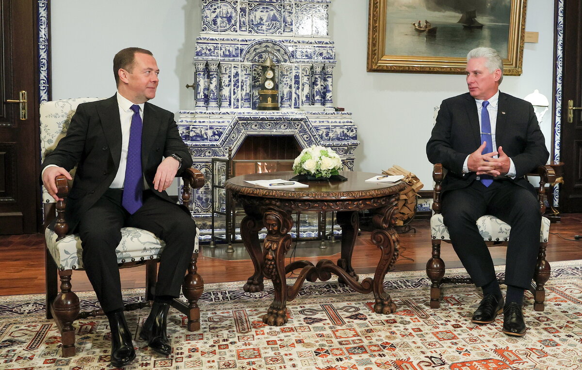    Заместитель председателя Совета безопасности РФ Дмитрий Медведев и президент Кубы Мигель Диас-Канель  Екатерина Штукина/POOL/ТАСС