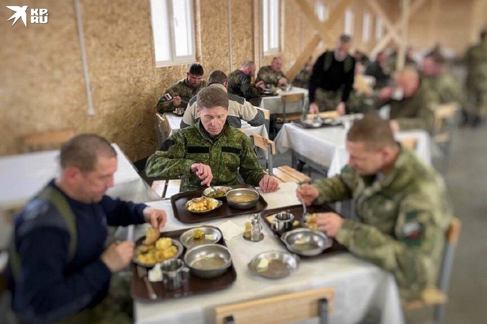     Губернатор Приморья пообещал привезти бойцам мясо свинины и курицы, овощи и мед.  Игорь НОВИКОВ/правительство Приморского края