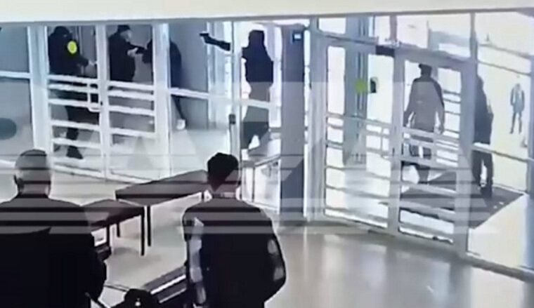   Один подростков достал травматический пистолет