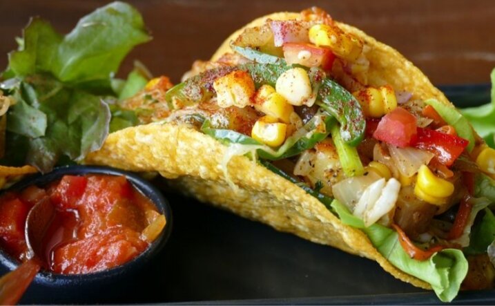 Фастфуд и всякие вкусняшки помогают быстро перекусить, но чувство голода быстро возникает снова!