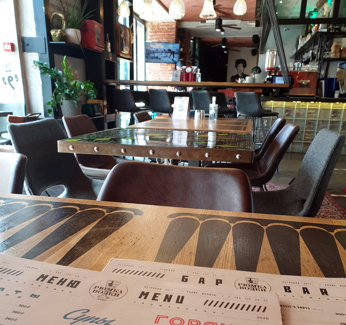 "Рюмка водки", интерьер. Стол передо мной как бы переклеен лентой крест-накрест