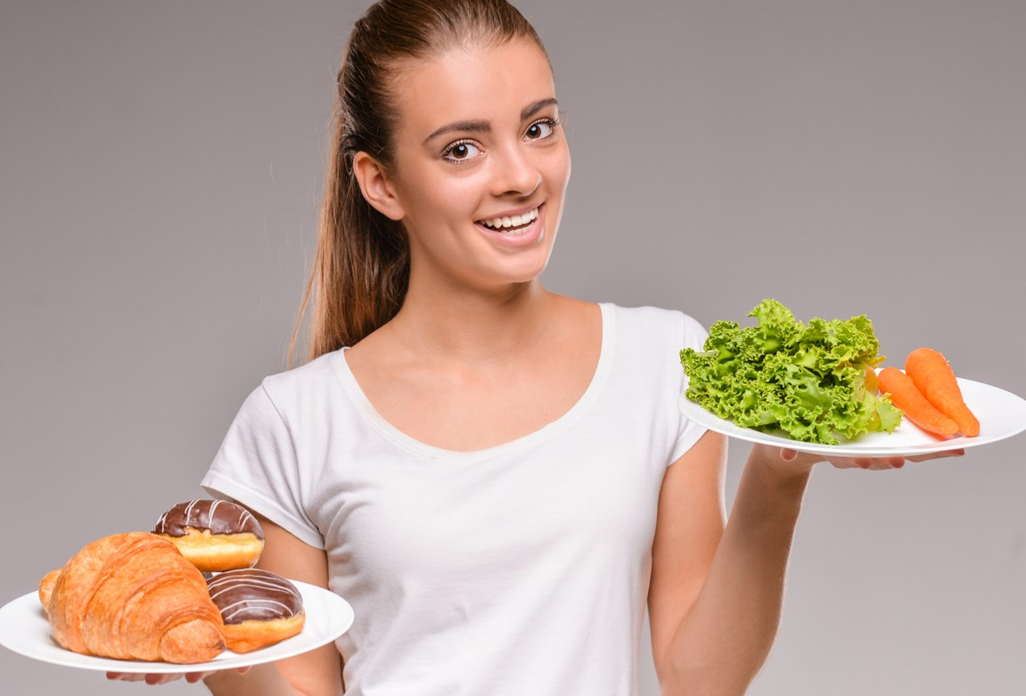 Все мы рано или поздно задумываемся о своем питании: проблемы с весом, с кожей, со здоровьем в целом заставляют нас открыть свой холодильник и скептически осмотреть его содержимое. Мы задаемся вопросами «что исключить из рациона?» и «как мне начать правильно питаться?», ищем свой путь к здоровому и красивому телу. 