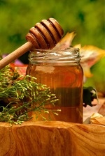 Любовь, как мед: то и другое надо принимать малыми дозами.
