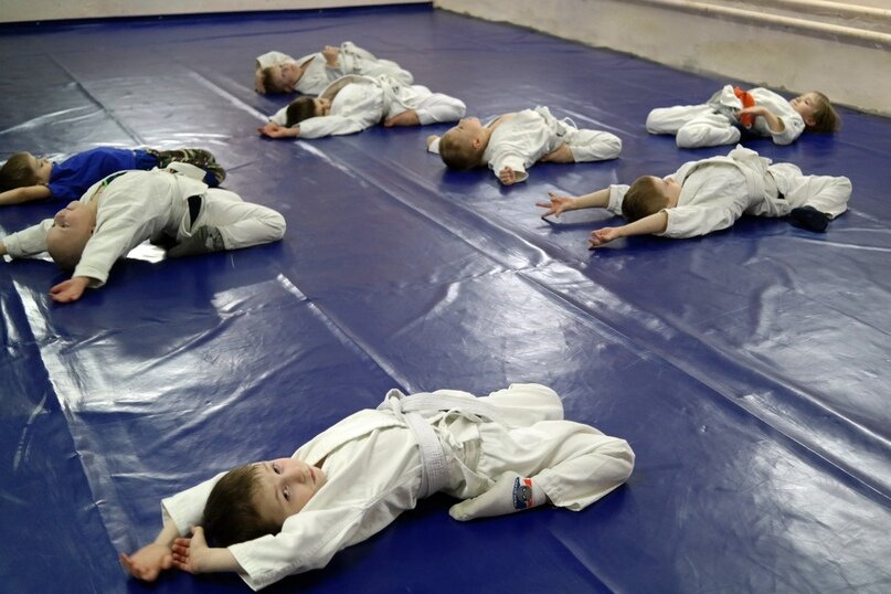 Разминка на детской тренировке по джиу-джитсу