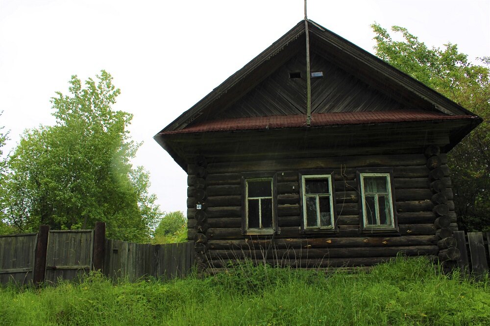 Глухая деревня. В дождь забежали в избушку брошенную еще в советское время, внутри остались старинные вещи людей,…