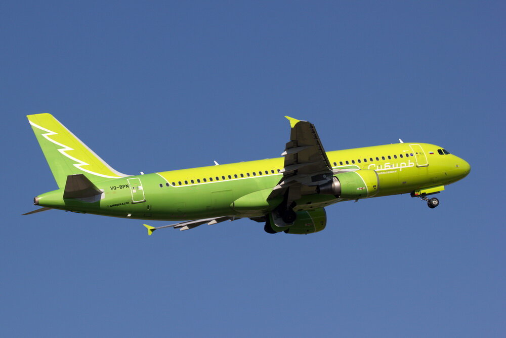 Тогда еще вовсю свирепствовал коронавирус, и в «Домодедово» взлеты были редкими.  Не сказать, что сейчас они частыми стали, но в начале лета просто беда была. Авиация постепенно отходит от удара, нанесенного пандемией, встает на крыло заново. Значит, пора собираться в дорогу. А пока подборка зеленых самолетов. 