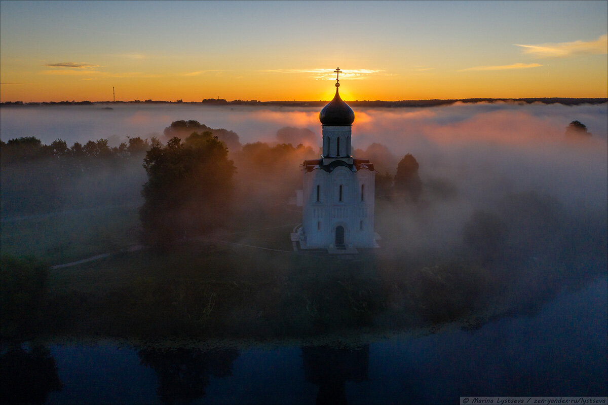 Церковь на Нерли на рассвете