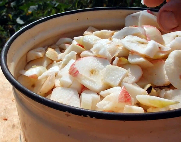 Яблоки, нарезанные для сушки.