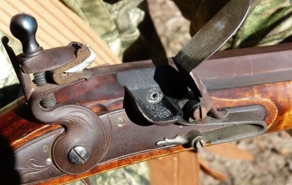 Затравочная полка открыта, хорошо видно запальное отверстие