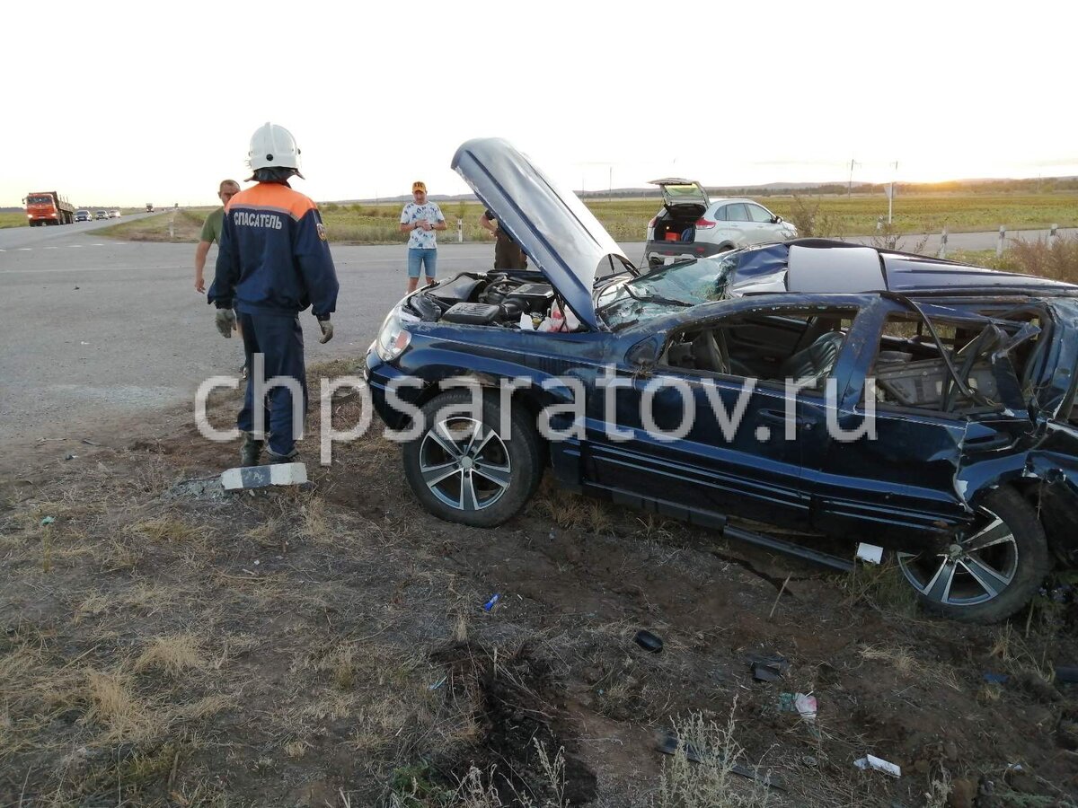 На месте работают спасатели областной службы спасения, медики скорой помощи, сотрудники ДПС. Обстоятельства произошедшего выясняются.