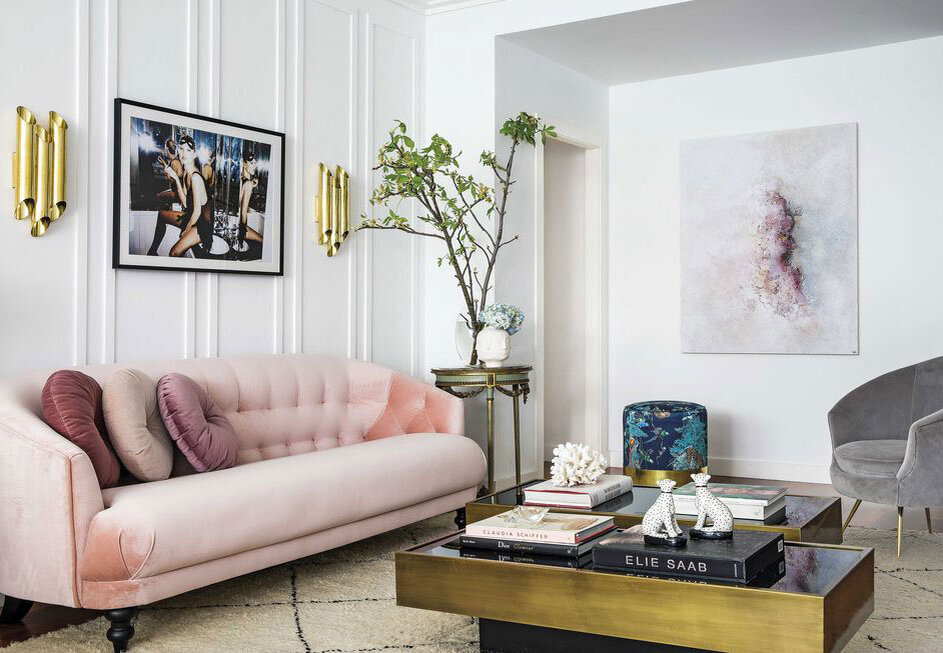 Этот стильный интерьер квартиры в Мадриде создан для молодой женщины, которая любит и разбирается в моде. Идеальную кварту для себя она сказа 2 года, и, увидев большие окна и террасу в центре Мадрида, влюбилась в это пространство. Этот интерьер — тот случай, когда квартира полностью отражает вкусы и увлечения заказчика. 