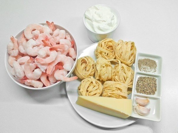 нгредиенты:  Креветки мороженые — 250 г
Сливки 35% — 250 мл
Тальятелле (или любая другая паста) — 400 г
Пармезан — 100 г
Чеснок — 2–3 зубчика
Сливочное масло — для жарки
Сушёные травы — по вкусу
Черный перец — по вкусу
Соль — по вкусу
