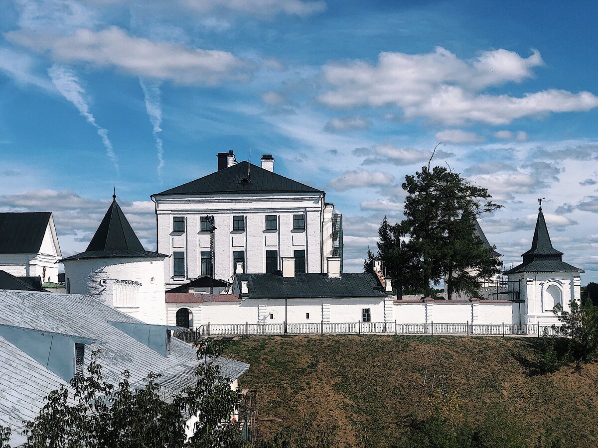 Территория Тобольского архитектурно-исторического комплекса представляет собой музей-заповедник