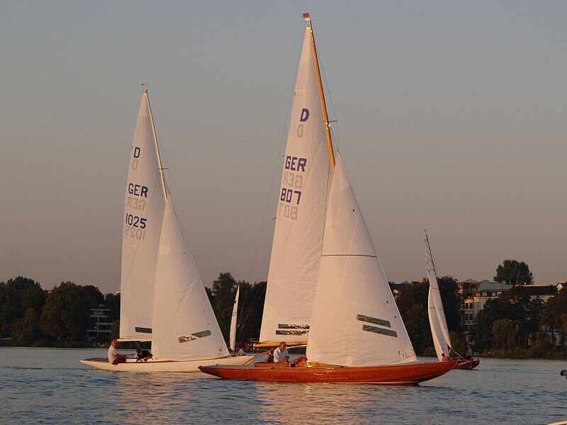 Парусные спортивные яхты класса "Дракон". Фото взято из открытых источников