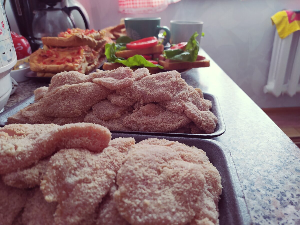 Еда - источник удовольствия. Представьте, что было бы, если бы у человека отсутствовали вкусовые рецепторы. Люди ели бы одно и то же, не испытывая от пищи никакого удовольствия. Это было бы похоже на процесс заправки автомобиля бензином: заправился - поехал дальше.

Пища, как источник позитивных эмоций, почти всегда доступна и не требует от нас проявления каких-либо личных качеств.