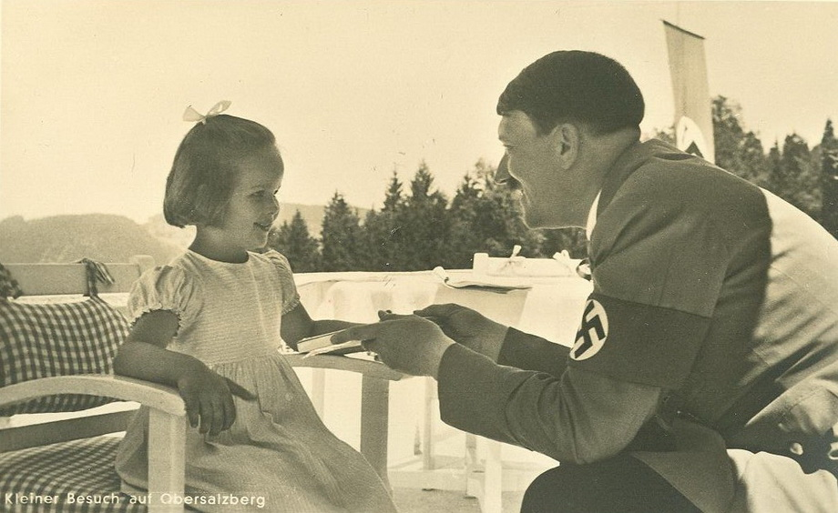 Фото открытых источников. Гитлер бы подарил некоторым девочкам из России конфетки за старания и помощь.