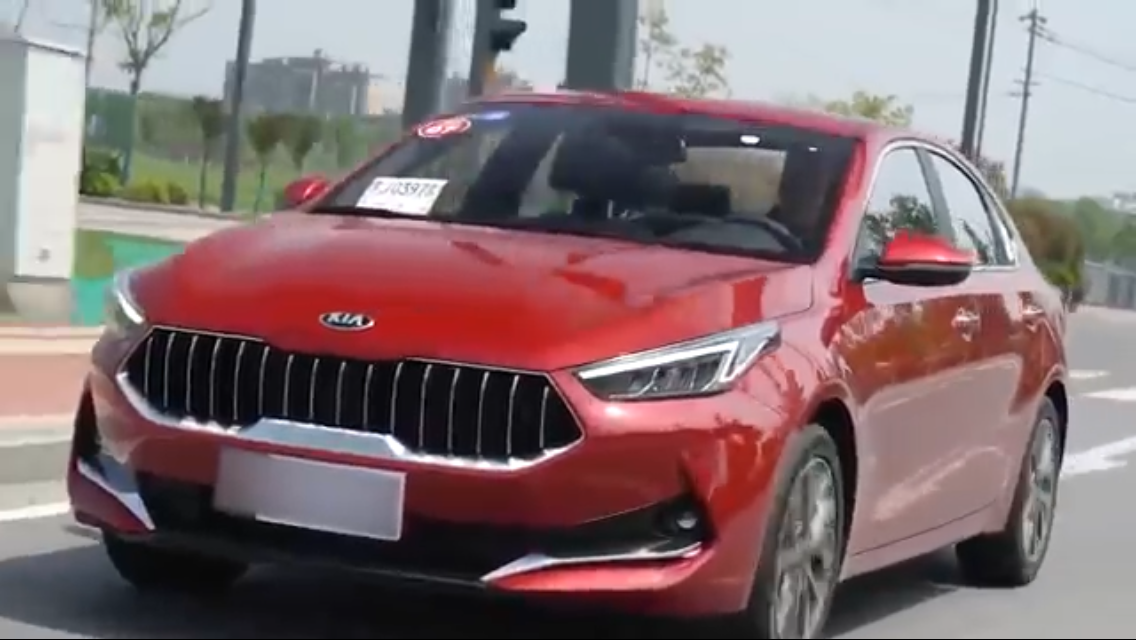 Новые Kia во многом походят на BMW, даже величиной решетки радиатора