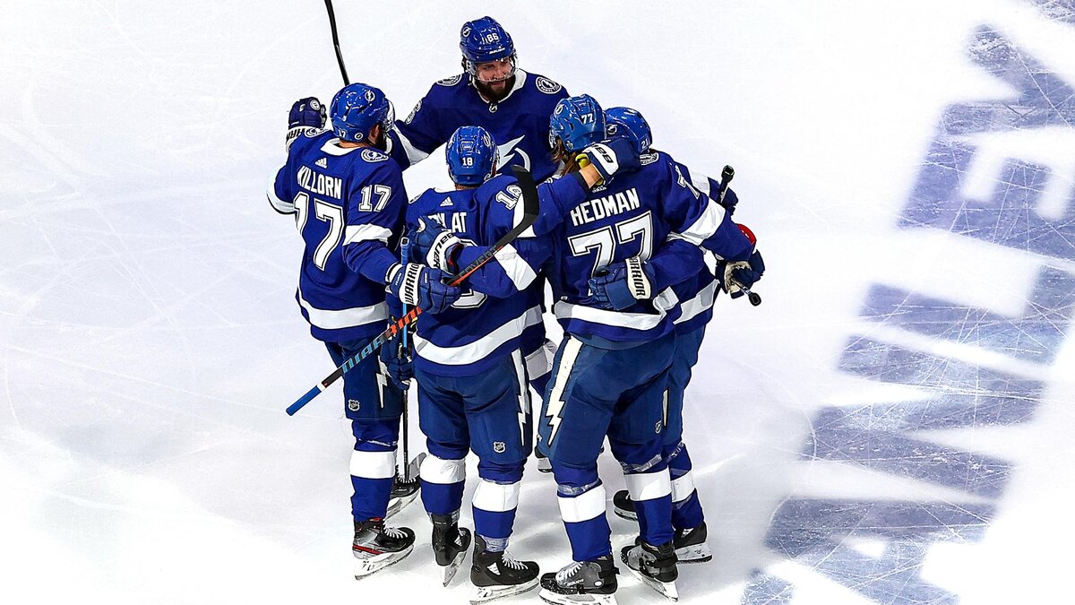 Игроки "Тампы" празднуют заброшенную шайбу.