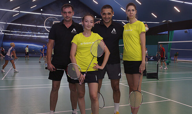 Пресс-служба РФСО "Локомотив", 07 сентября 2020 года


Седьмого сентября состоялись встречи первого игрового дня Чемпионата работников ОАО «РЖД» по бадминтону, который в этом году впервые проводится как отдельный турнир.

Стартовые игры прошли в Центре ракеточных видов спорта «Space», в котором созданы все условия для проведения соревнований с полным соблюдением санитарно-эпидемиологических норм.

Открыли турнир выступления спортсменов всех 16 магистралей в парном мужском и парном женском зачётах, которые впервые были включены в программу отраслевых соревнований по бадминтону. Это решение не только порадовало самих спортсменов, очень соскучившихся по официальным стартам, но и, несомненно, сделало программу чемпионата более интересной и насыщенной. 

На краткосрочной церемонии открытия с напутственным словом в адрес спортсменов-железнодорожников выступил генеральный директор РФСО «Локомотив» Андрей Голдобин. Руководитель отраслевого спортобщества пожелал участникам удачи и побед, а также вручил традиционные подарки именинникам. После этого дуэты бадминтонистов погрузились в свою любимую стихию. Команды начали свои выступления в соответствии с посевом, учитывавшим итоговое положение команд в соревнованиях по бадминтону на Спартакиаде-2019.

Фавориты прошлого сезона в мужском зачёте - Западно-Сибирская и Забайкальская магистрали, вновь подтвердили свой высокий уровень и хладнокровно разобрались со всеми своими оппонентами.

Западносибирцы Виктор Белов и Валерий Губко сначала в 1/8 финала уверенно обыграли спортсменов с Южно-Уральской магистрали, затем одолели приволжан, а в полуфинале сломили сопротивление бадминтонистов Свердловской железной дороги.

Забайкальцы Егор Димов и Владислав Давыдов, в свою очередь, также уверенно прошли первые две стадии турнира, однако в полуфинале с большим трудом, в трёх геймах, переиграли представителей Красноярской магистрали.

Финальная встреча получилась очень захватывающей. В первой партии дуэт Димов-Давыдов смог удивить соперников своими нестандартными действиями и взять верх – 25:23. Во втором гейме Белов и Губко сравняли счёт (21:17), а на заключительном отрезке игры быстро создали комфортный задел и уверенно довели дело до победы – 21:10.

Бронзовые медали завоевали красноярцы Владимир Головков и Виталий Кузнецов, переигравшие своих свердловских коллег Ивана Воробьёва и Алексея Ромахина со счётом 21:7, 21:10.

Чемпионат работников ОАО «РЖД» по бадминтону.
Итоги соревнований в мужском парном зачёте:

1 место - Западно-Сибирская ж.д. (Виктор Белов, Валерий Губко)
2 место - Забайкальская ж.д. (Егор Димов, Владислав Давыдов)
3 место - Красноярская ж.д. (Владимир Головков, Виталий Кузнецов)
4 место - Свердловская ж.д. (Иван Воробьёв, Алексей Ромахин)
5 место - Октябрьская ж.д. (Сергей Алексеев, Андрей Юдин)
6 место - Приволжская ж.д. (Иван Бакулин, Александр Мельниченко)
7 место - Калининградская ж.д. (Павел Клопов, Игорь Терентьев)
8 место - Северо-Кавказская ж.д. (Кирилл Назаров, Виктор Осипов)
9 место - Куйбышевская ж.д. (Рамазан Вяльшин, Алексей Шашкин)
10 место - Северная ж.д. (Феликс Горсков, Алексей Клюшин)
11 место - Московская ж.д. (Денис Сосин, Евгений Фролов)
12 место - Восточно-Сибирская ж.д. (Павел Мальчевский, Андрей Олзоев)
13 место - Юго-Восточная ж.д. (Олег Локоченко, Александр Мосин)
14 место - Дальневосточная ж.д. (Сергей Меженный, Роман Щемелев)
15 место - Горьковская ж.д. (Андрей Авишин, Сергей Захаров)
16 место - Южно-Уральская ж.д. (Вячеслав Долматов, Сергей Московенко)

В женском парном зачёте победа также досталась спортсменам из Западной Сибири. Многократная чемпионка соревнований Оксана Жадан и их дебютантка Диана Нуртазина легко дошли до финала, не оставляя никаких шансов своими конкуренткам. Более того, во всех своих встречах сибирячки не отдавали соперницам больше шести очков за гейм - 21-6, 21-4 (З-СИБ - ПРИВ); 21-5, 21-0 (З-СИБ - В-СИБ); 21-6, 21-5 (З-СИБ - СЕВ).

В финале соревнований Оксане и Диане противостояли Ангелина Лобанова и Валерия Пугачёва, представительницы Куйбышевской железной дороги. Борьбы и интриги никто, к сожалению, не смог увидеть и здесь: как ни старались Ангелина и Валерия, переиграть главных фаворитов турнира среди женских пар им не удалось – 21:5, 21:6.

Третье место в женском парном зачёте завоевала команда Московской магистрали: Наталья Александрова и Екатерина Серова со счётом 21:12, 21:13 взяли верх над Ольгой Гладковой и Анастасией Никитиной с Северной дороги.

Чемпионат работников ОАО «РЖД» по бадминтону.
Итоги соревнований в женском парном зачёте:

1 место - Западно-Сибирская ж.д. (Оксана Жадан, Диана Нуртазина)
2 место - Куйбышевская ж.д. (Ангелина Лобанова, Валерия Пугачёва)
3 место - Московская ж.д. (Наталья Александрова, Екатерина Серова)
4 место - Северная ж.д. (Ольга Гладкова, Анастасия Никитина)
5 место - Горьковская ж.д. (Наталия Бурганова, Роза Тимкина)
6 место - Восточно-Сибирская ж.д. (Лилия Замяткина, Татьяна Тынянская)
7 место - Красноярская ж.д. (Лариса Липова, Антонина Оллер)
8 место - Свердловская ж.д. (Ирина Милтыня, Виктория Венжик)
9 место - Октябрьская ж.д. (Валентина Байбекова, Наталья Вершинина)
10 место - Приволжская ж.д. (Татьяна Воробьёва, Наталья Грицкова)
11 место - Забайкальская ж.д. (Анна Медзиновская, Виктория Попова)
12 место - Дальневосточная ж.д. (Екатерина Марчук, Алина Харчукова)
13 место - Юго-Восточная ж.д. (Татьяна Урюпина, Екатерина Далатказина)
14 место - Калининградская ж.д. (Кристина Гордеева, Ирина Клопова)
15 место - Южно-Уральская ж.д. (Марина Приселкова, Виктория Трофимова)
16 место - Северо-Кавказская ж.д. (Евгения Мучник, Елена Степанова)


Восьмого сентября в Центре ракеточных видов спорта «Space» пройдут поединки в одиночных разрядах. Честь своих магистралей будут отстаивать первые номера команд - одна женщина и один мужчина.

Понаблюдать за интереснейшими баталиями сильнейших бадминтонистов ОАО «РЖД» можно будет в режиме реального времени, подключившись к прямой трансляции официального видеоканала РФСО «Локомотив». Игры начнутся в 10:00 по московскому времени.