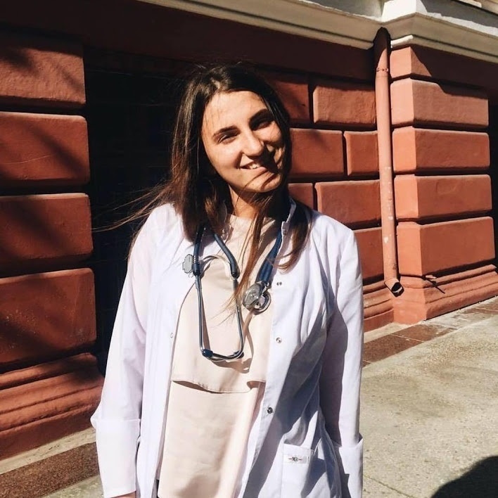 Морепродукты, которые мы называем "дарами моря", чаще всего представлены ракообразными (креветки, крабы, лангусты, омары) и моллюсками. Гунькало Мария, врач-интерн, специалист в области гастроэнтерологии помогла редакции о, море разобраться, как морепродукты обогащают наш организм, как их выбрать и готовить, а кому с потреблением морепродуктов стоит быть осторожным.