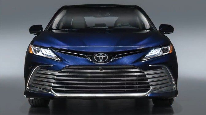 На первый взгляд, найти отличия сложно, но на самом деле их много. Здесь и новый бампер, и новые хромированные вставки, и новая, перенесенная под эмблему Тойота, камера фронтального обзора