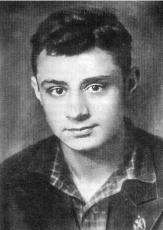 Эдуард Асадов в юности. Фото из Википедии