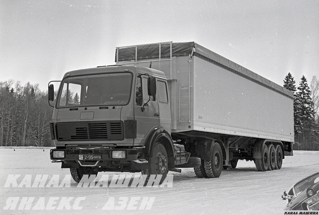 Гидрофицированный тягач Mercedes-Benz 1628S с полуприцепом Blumhardt с подвижными полами на автополигоне НАМИ, зима 1985 года. Интересно, что звезду с решетки радиатора уже кто-то успел оторвать ))
