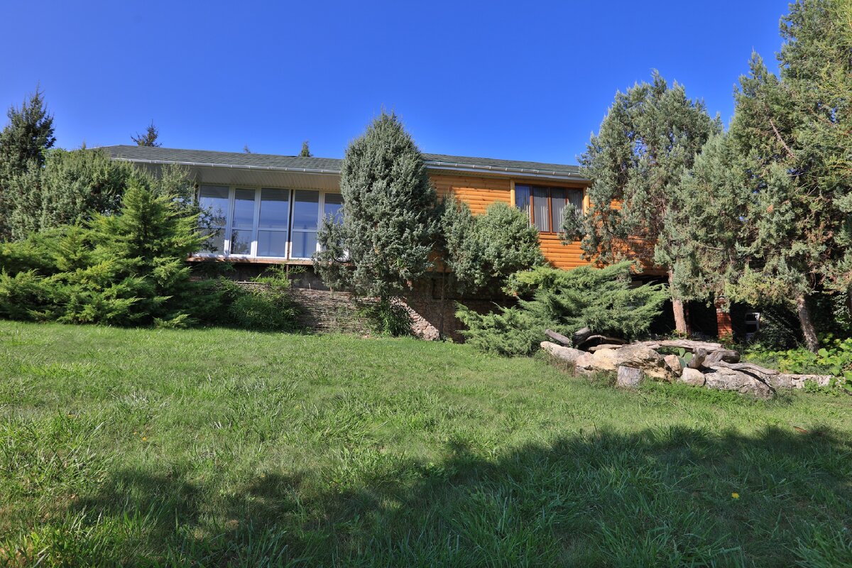 Вид на баню с бассейном