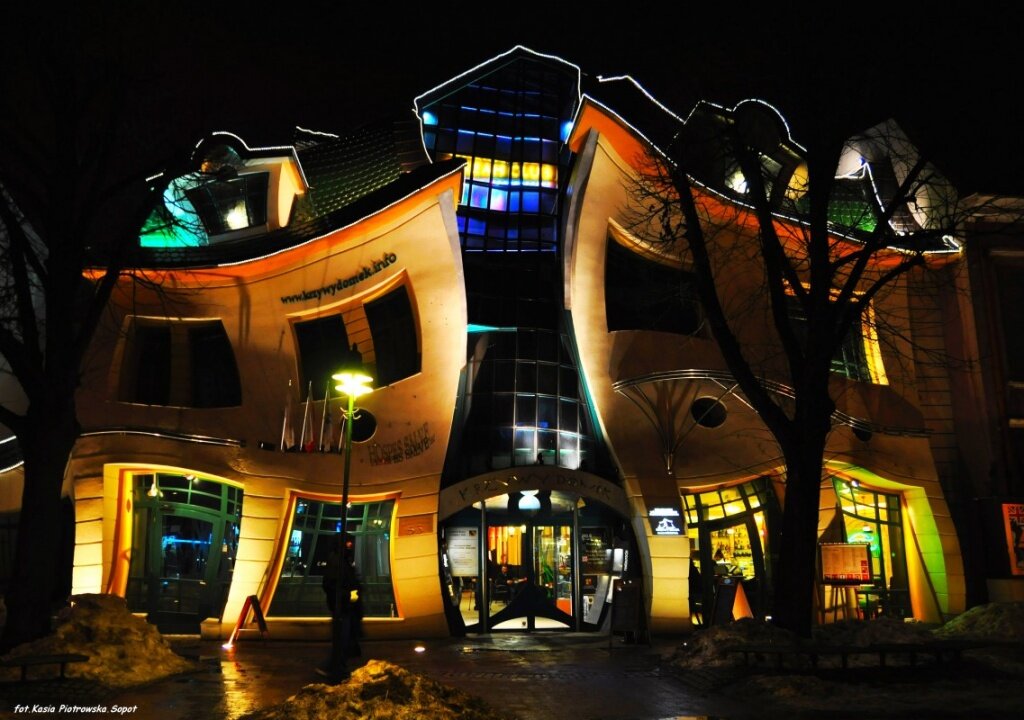 Кривой дом в польше.