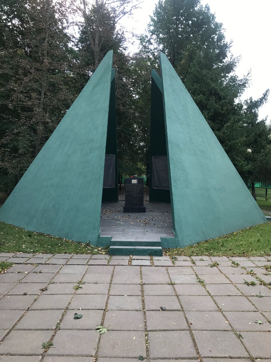 Памятник на братской могиле в Митино.