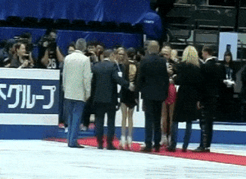 так снималось "общее" фото призёров женской одиночки ЧМ 2019