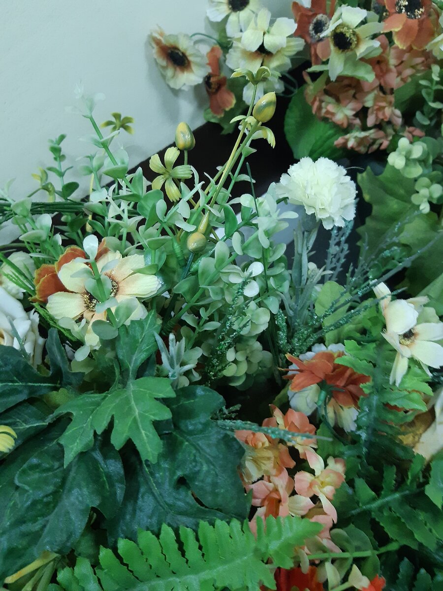 Цветочки. Пластиковые. Как та жизнь моя, прошлая. Нет, не забылась...