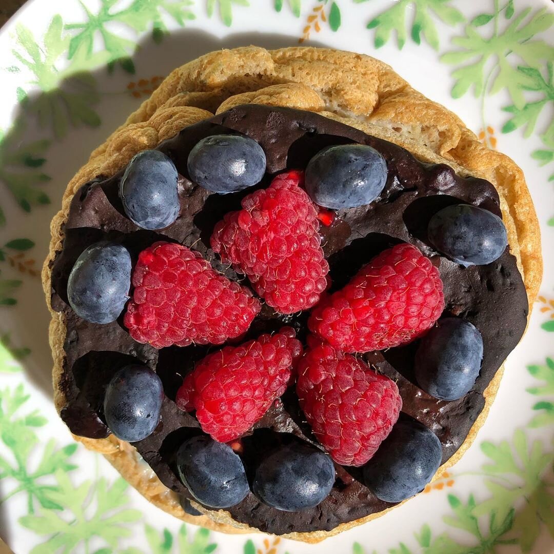 Тортик по испански посыпанный свежими фруктами и ягодами 