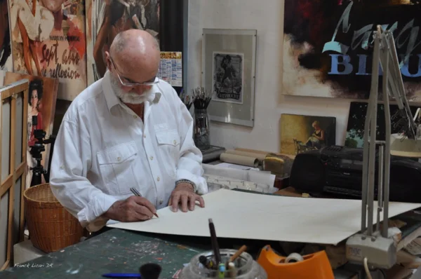 Ив Тос  за работой в своей мастерской