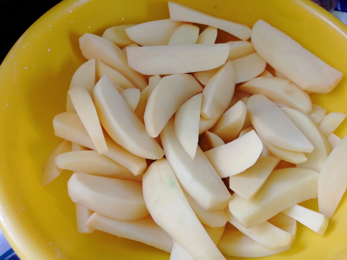 Картофель режем крупными ломтиками        листаем далее===>>