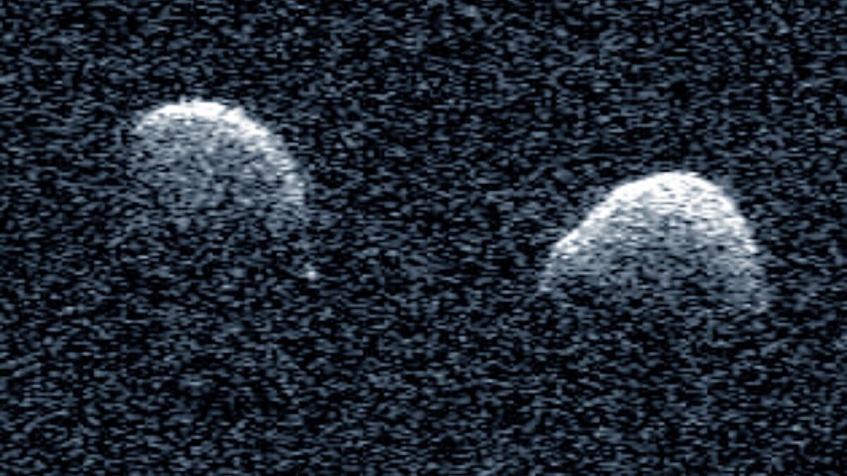 Радарное изображение бинарного астероида 2017 YE5, полученное 25 июня 2018 года. Авторы и права: Arecibo / GBO / NSF / NASA / JPL-Caltech. 