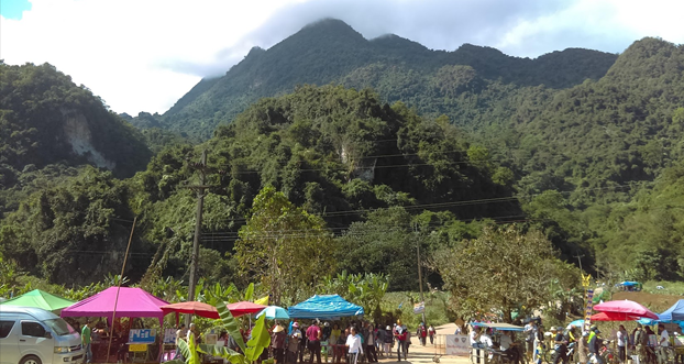 Ларьки с едой у дороги и тропа к пещерам