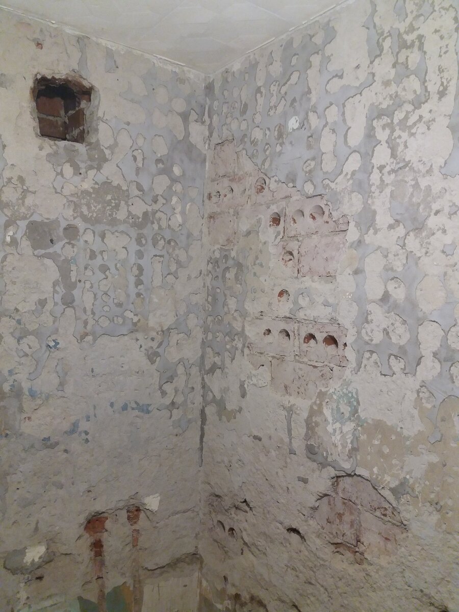 Снята плитка, штукатурка валится из-за сырости