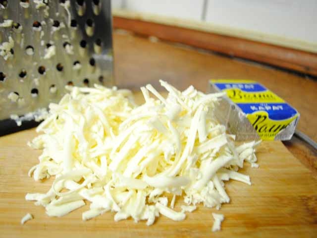 охлажденный сырок тру на терке.