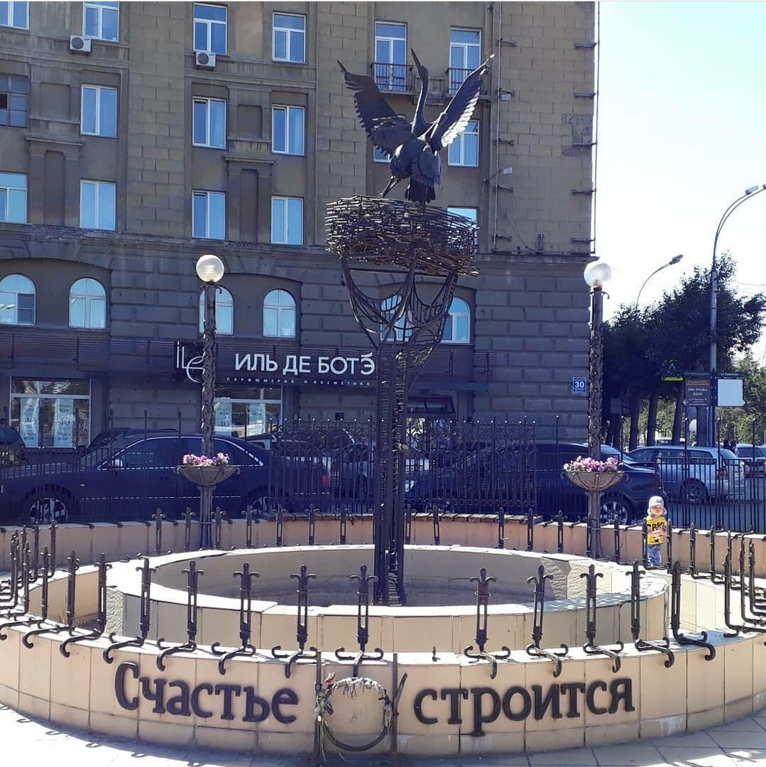 "островок" напротив Красный проспект,30