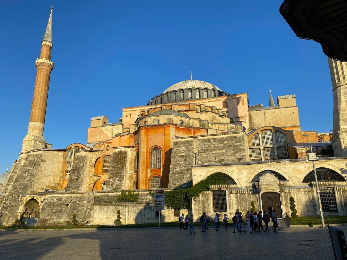Вот она Айя-София в лучах утреннего солнца со стороны восточного фасада