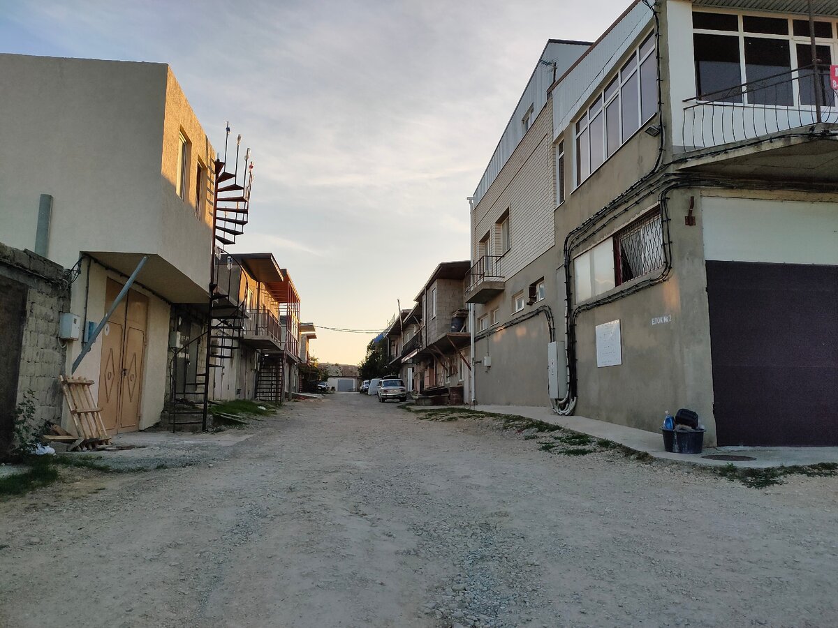 Первая "улица" городка.