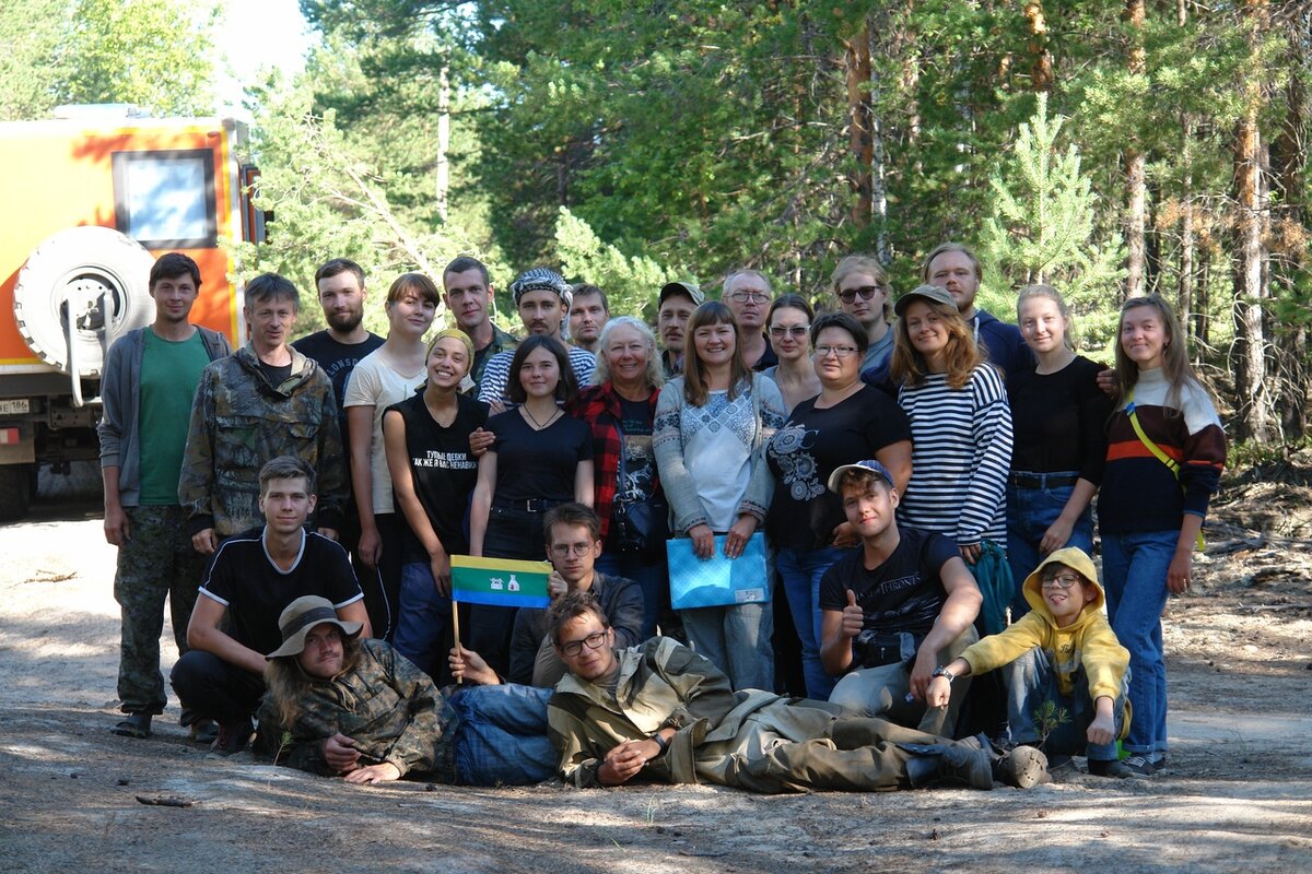 Я стою пятый слева, в окружении дорогой Полинки и Марата