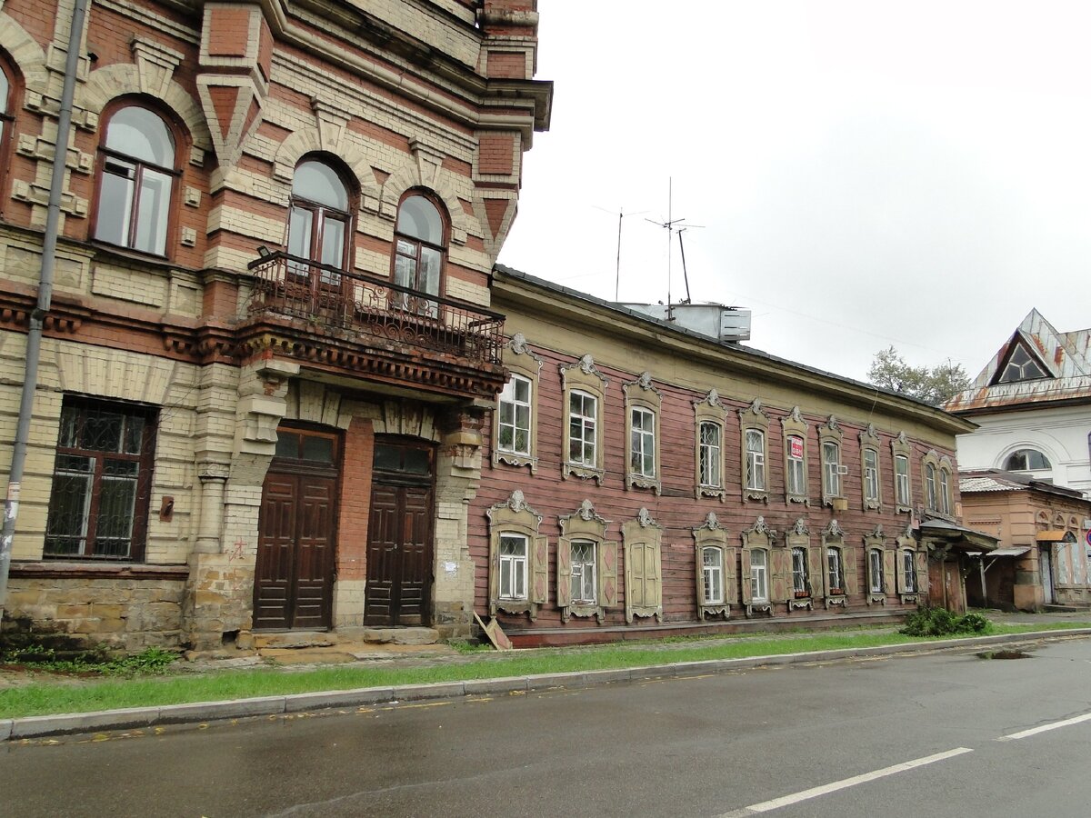 Развесистое - это синагога, а вот в ней беспосадочно пристроен деревянный домичек.