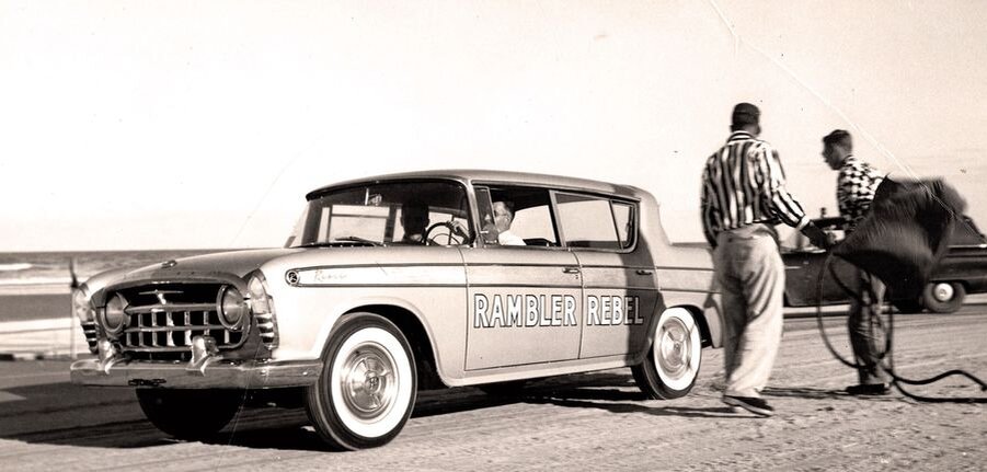 Как отважная компания AMC сделала Rambler Rebel 1957 года самым быстрым седаном Америки.