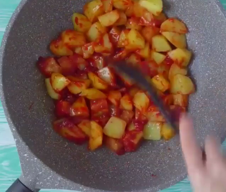 Возьмите сковороду, налейте масло и нагрейте его. Добавьте картофель, обжарьте 5-7 минут. Затем соль, и томатную пасту. Перемешайте и держите на сильном огне пару минут. 